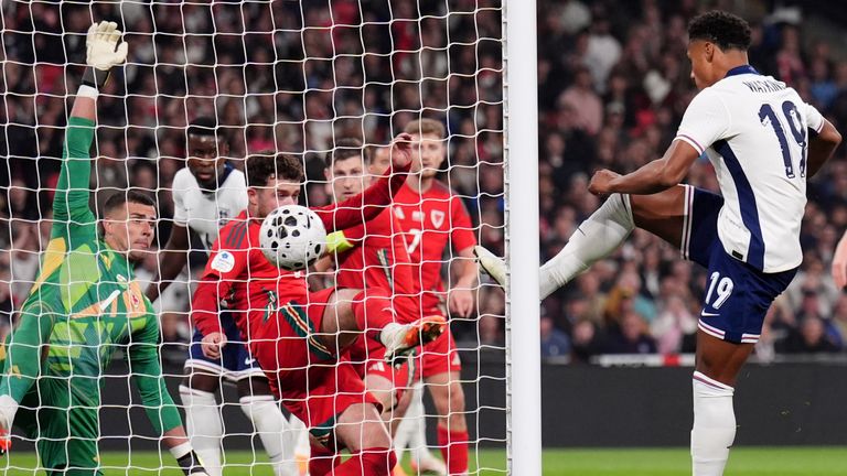 Oli marcó el segundo gol en Inglaterra ante el Welbs Wales