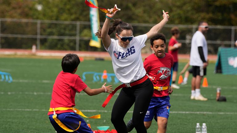 Gabriela Bankhardt participa en simulacros con niños durante la clínica de la bandera de la NFL Chiefs en Sao Paulo