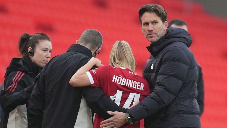 O técnico do Liverpool, Gareth Taylor, consola Marie Hobinger quando ela sai de campo com uma lesão