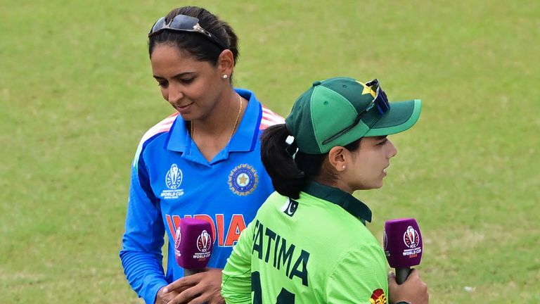 India captain Harmanpreet Kaur and Pakistan counterpart Fatima Sana did not shake hands in their World Cup match (Getty Images)