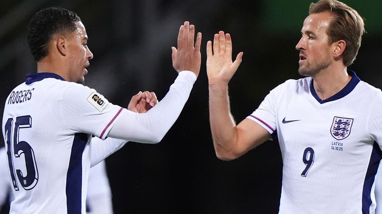 Harry Kane comemora seu primeiro gol contra a Letônia com Morgan Rogers
