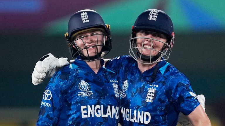 La Noche de Heather de Inglaterra, la derecha e Inglaterra Charlotte Dean celebra el partido de la Copa Mundial de Cricket Femenino de la CPI contra Bangladesh en el estadio de cricket Barsapara contra Bangladesh, India, martes, octubre de octubre de 2021. (Photo/Anupam Nath)