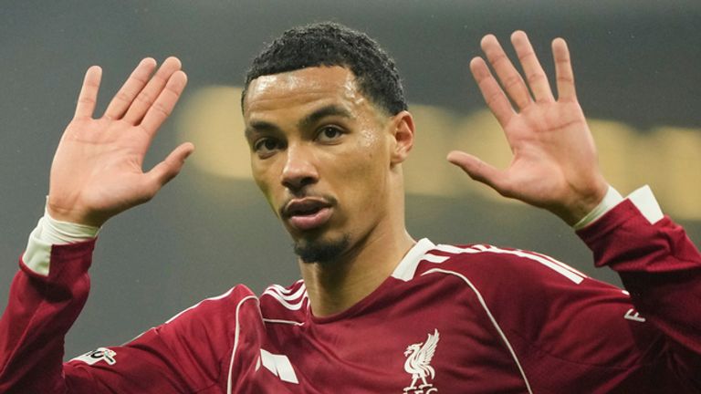 Hugo Ekitike del Liverpool festeggia dopo aver segnato il primo gol della sua squadra durante la partita di calcio del turno di apertura della Champions League tra Eintracht Francoforte e Liverpool a Francoforte, in Germania, mercoledì 22 ottobre 2025. (AP Photo/Michael Probst)