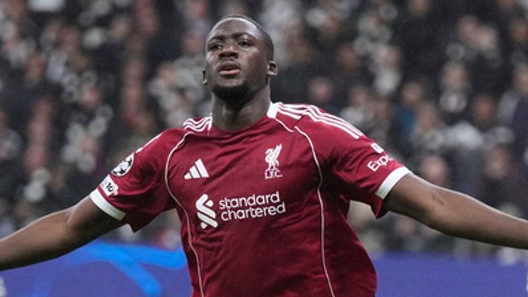 Ibrahima Konate del Liverpool festeggia dopo aver segnato il terzo gol della sua squadra durante la partita di calcio del turno di apertura della Champions League tra Eintracht Francoforte e Liverpool a Francoforte, in Germania, mercoledì 22 ottobre 2025. (AP Photo/Michael Probst)