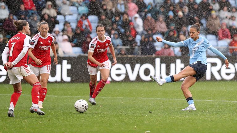 El primer gol de Iman Beney en la WSL le dio al Manchester City la victoria sobre el Arsenal