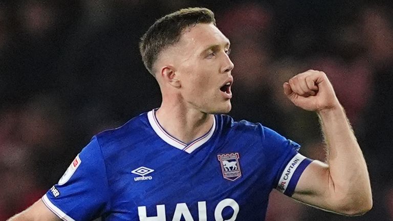 इप्सविच टाउन के दारा ओ'शीया मिडिल्सब्रा के खिलाफ स्कोरिंग का जश्न मनाते हुए