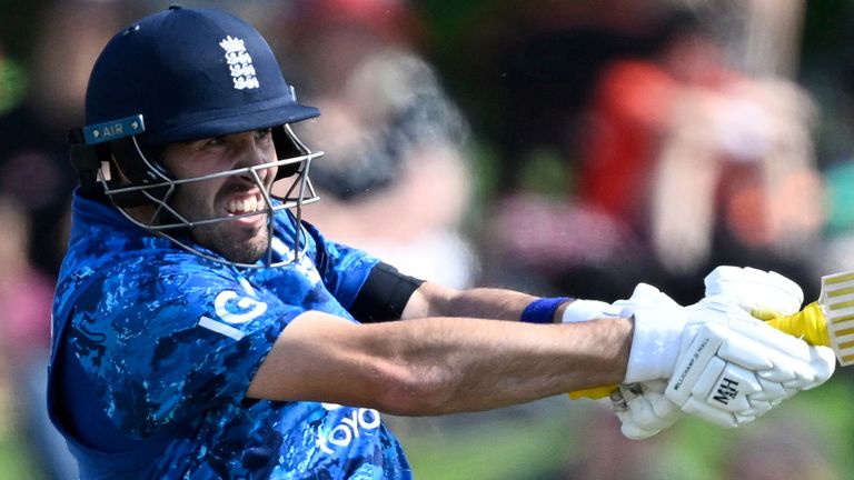 Jamie Overton, da Inglaterra, rebate durante um dia internacional (Associated Press)