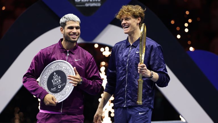 Jannik Sinner dell'Italia (R) e Carlos Alcaraz della Spagna condividono una battuta dopo aver ricevuto i loro trofei dopo la finale del singolo maschile del terzo giorno