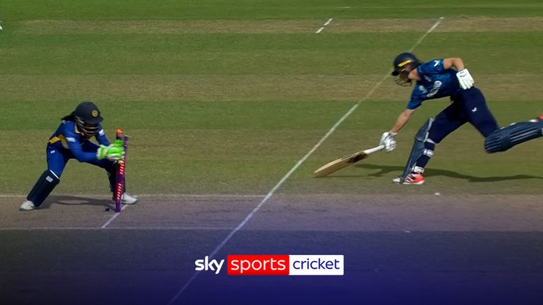A big mix-up between Beaumont and Jones leads to the run out of the latter