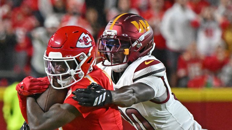 O wide receiver do Kansas City Chiefs, Xavier Worthy (1), corre contra o cornerback do Washington Commanders, Mike Sainristil (0)