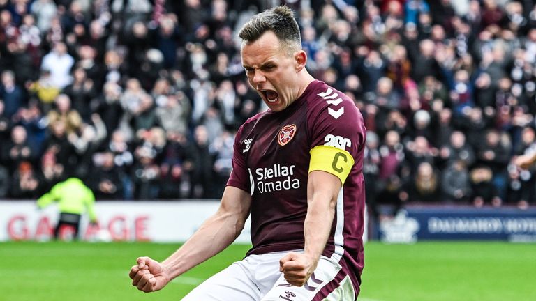 Lawrence Shankland, do Hearts, comemora após marcar um pênalti e fazer o 3-1
