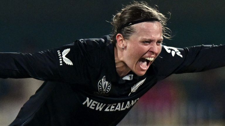Lea Tahuhu of New Zealand successfully appeals for the wicket of Bangladesh's Shorna Akter (Getty Images)