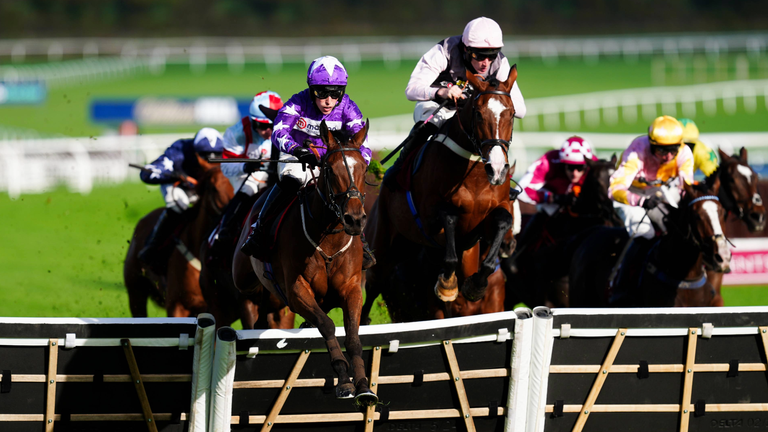 Leloopa ridden by Tom Broughton on their way to winning the Conditional Jockeys Handicap Hurdle at Cheltenham Racecourse