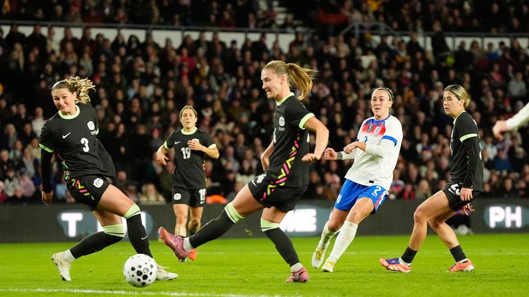 Lucy Bronze aumentou a vantagem da Inglaterra