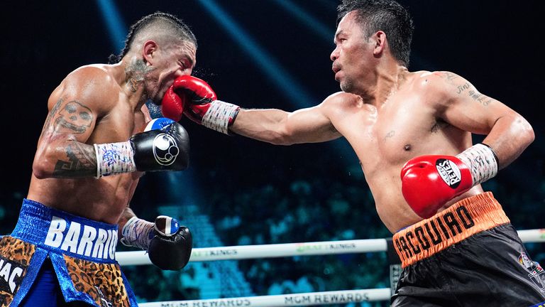 Mario Barrios luta contra Manny Pacquiao em uma luta de boxe pelo título dos meio-médios no sábado, 19 de julho de 2025, em Las Vegas. (Foto AP/John Locher)
