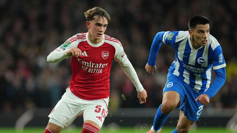Max Dowman dell'Arsenal, a sinistra, è in azione durante la partita di calcio della Coppa di Lega inglese tra Arsenal e Brighton & Hove Albion a Londra, mercoledì 29 ottobre 2025. (AP Photo/Kin Cheung)