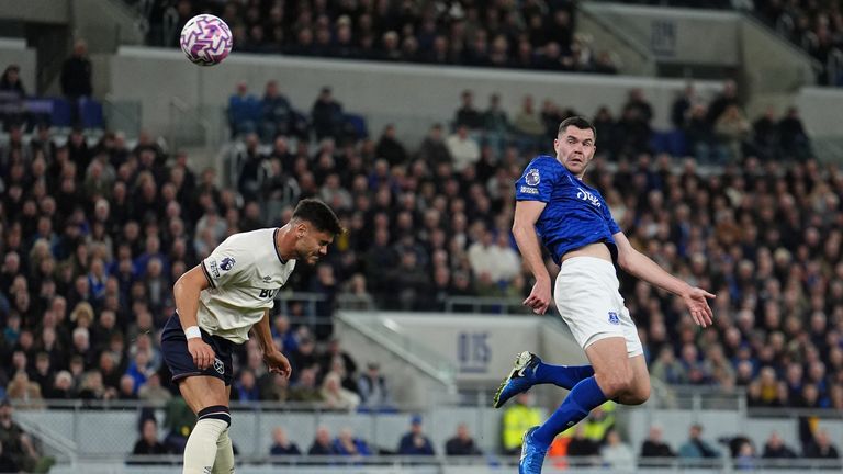 Michael Keane marcou um gol para o Everton em uma bola parada contra o West Ham