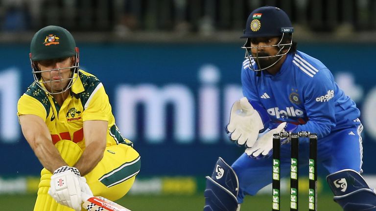 Mitch Marsh da Austrália rebate durante a partida internacional de críquete de um dia entre Austrália e Índia 
