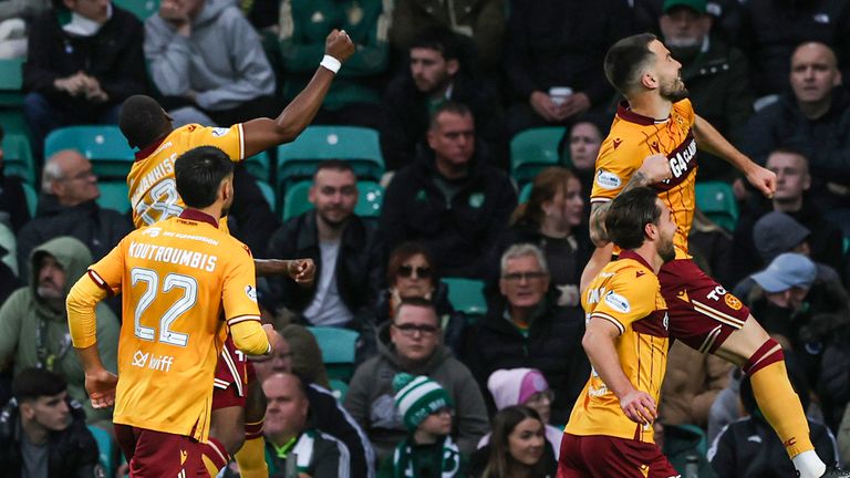 GLASGOW, SCOTLAND - OCTOBER 05: The Motherwell squad celebrate as Motherwell's Apostolos Stamatelopoulos scores  from the penalty spot to make it 2-1 during a William Hill Premiership match between Celtic and Motherwell at Celtic Park, on October 05, 2025, in Glasgow, Scotland. (Photo by Craig Williamson / SNS Group)