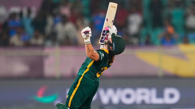 Nadine de Klerk del Sud Africa festeggia dopo aver ottenuto la vittoria durante la partita della Coppa del mondo di cricket femminile ICC tra India e Sud Africa allo stadio di cricket ACA-VDCA di Visakhapatnam, India, giovedì 9 ottobre 2025. (AP Photo/Aijaz Rahi)