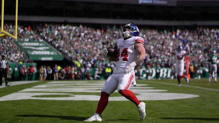 Cam Skattebo, do New York Giants, após marcar um touchdown durante um jogo da NFL contra o Philadelphia Eagles (AP Photo/Matt Slocum)
