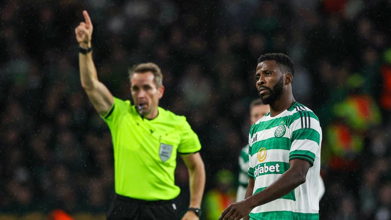 Glasgow, Escocia - 2 de octubre: El árbitro de Stieler Tobian indica que el trabajo del celta Kelechi Iheanacho se cortará para la liga de la UEFA Europa League 2025/26 entre la Braga Celtic y SC el 02 de octubre de 2025 (Carig Park. Williamson / SNS)