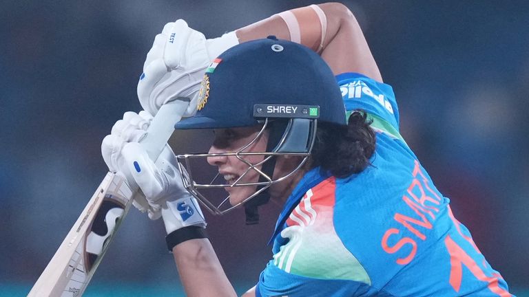 Smriti Mandhana, da Índia, arremessa durante a partida da Copa do Mundo de Críquete Feminino da ICC contra a Inglaterra (Associated Press)