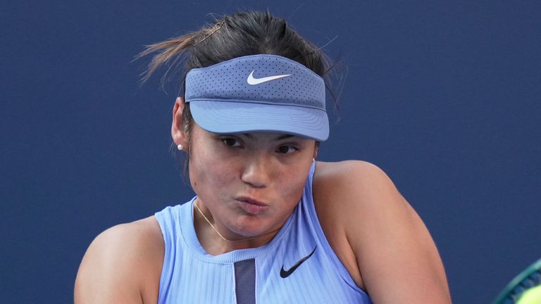 Emma Raducanu in azione presso la Cina Open