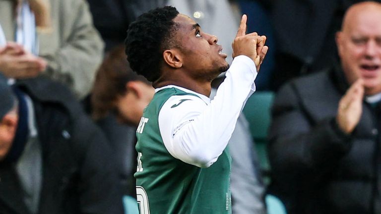 Thibault Klidje, do Hibernian, comemora seu gol de fazer 1 a 0 contra o Livingston