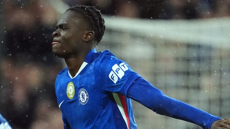 Tyrique George di Chelsea (a destra) celebra il quinto gol della partita della sua squadra durante la partita della UEFA Champions League a Stamford B