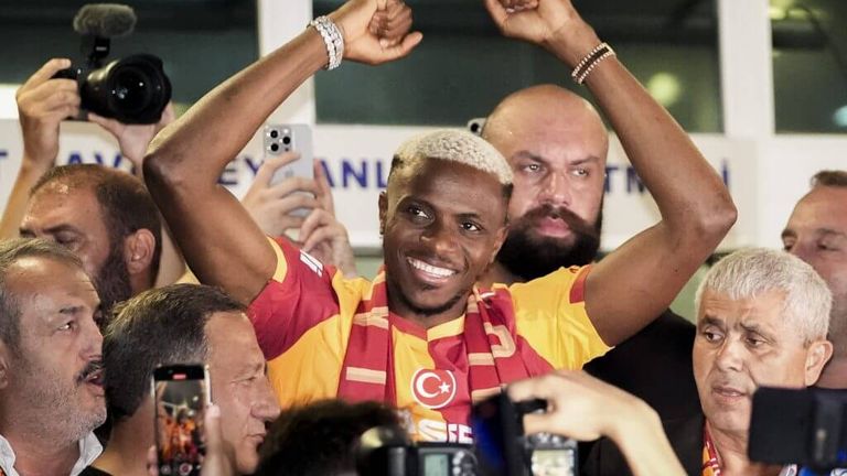 Victor Osimhen arrives to sign with Galatasaray. 