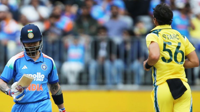 Virat Kohli, da Índia, à esquerda, sai após ser expulso pelo australiano Mitchell Starc durante uma partida internacional de críquete de um dia 