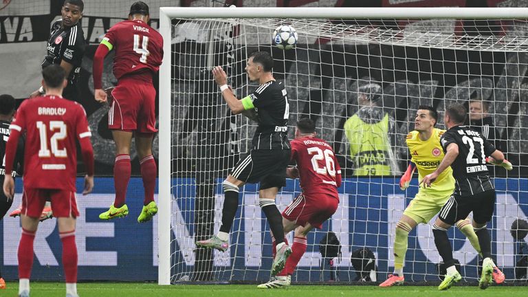 Virgil Van Dijk segna il secondo gol del Liverpool contro l'Eintracht Francoforte 