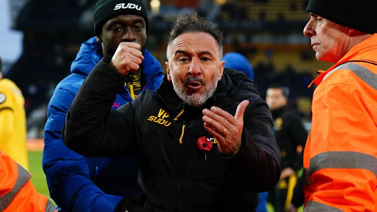 Vitor Pereira reage aos torcedores após derrota por 3 a 2 para o Burnley