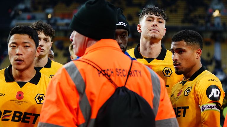 Jogadores do Wolves falam com torcedores após derrota por 3 a 2 para Burnley