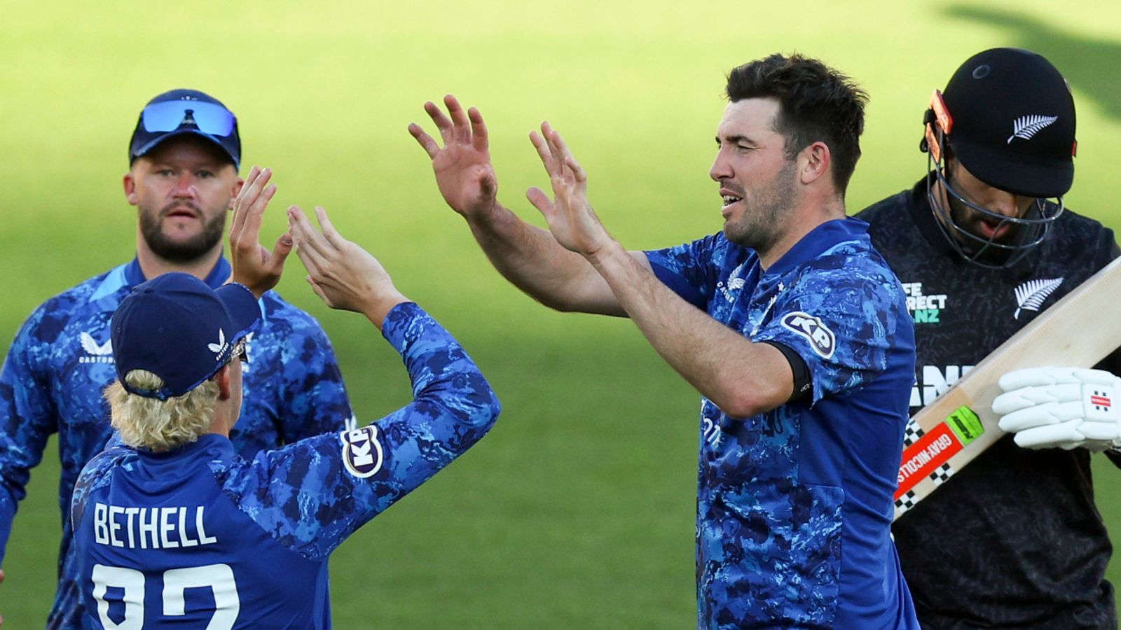 England take quick wickets as NZ chase 223 to complete ODI series sweep LIVE!