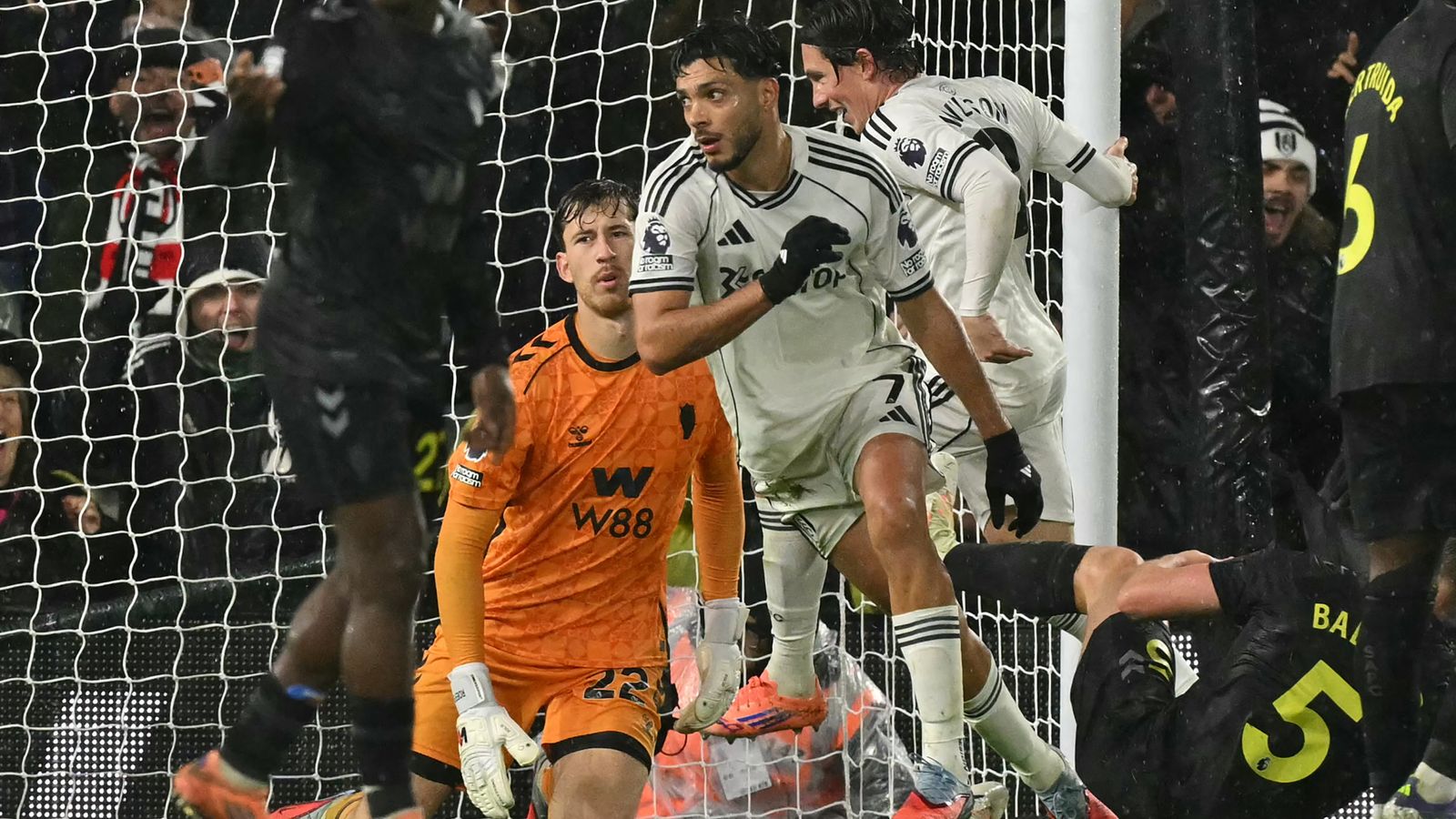 https://e0.365dm.com/25/11/1600x900/skysports-raul-jimenez-fulham_7088671.jpg?20251122164912