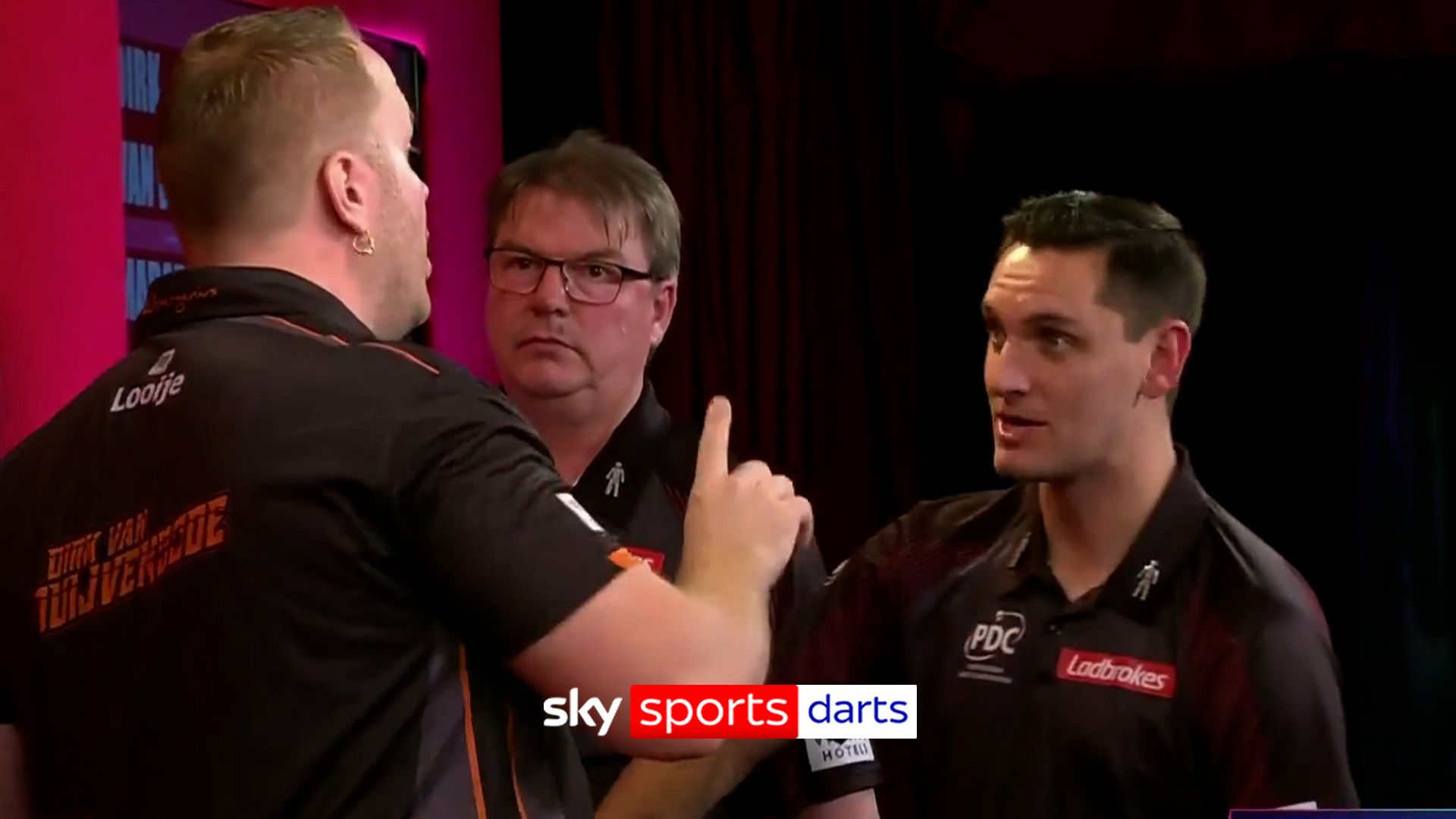 'Controversy on the stage!' | Duijvenbode fumes with referee after disallowed dart!
