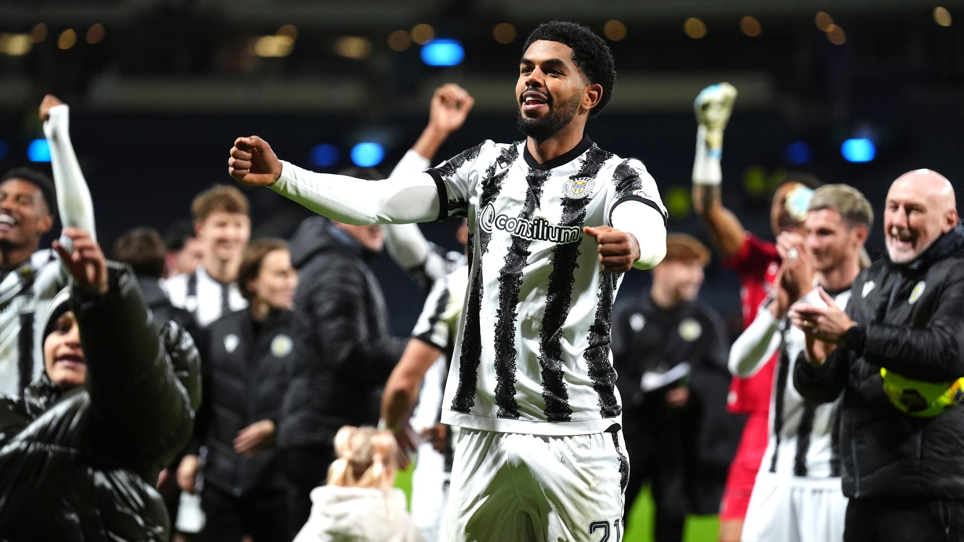 St Mirren run riot against Motherwell to reach first League Cup final in 12 years