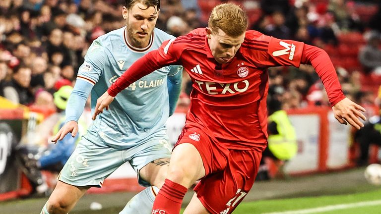 ABERDEEN, SCOTLAND - NOVEMBER 09: Aberdeen's Gavin Molloy (R) and Motherwell's Callum Slattery in action during a William Hill Premiership match between Aberdeen and Motherwell at Pittodrie Stadium, on November 09, 2025, in Aberdeen, Scotland. (Photo by Ross MacDonald / SNS Group)