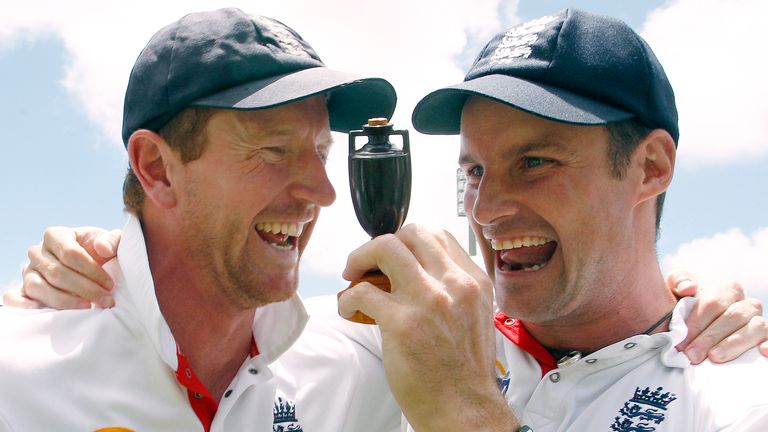 Đội trưởng đội tuyển Anh Andrew Strauss nhận giải Ashes Earn cùng Paul Collingwood tại Australia 2011 (AP Photo/Rob Griffith)