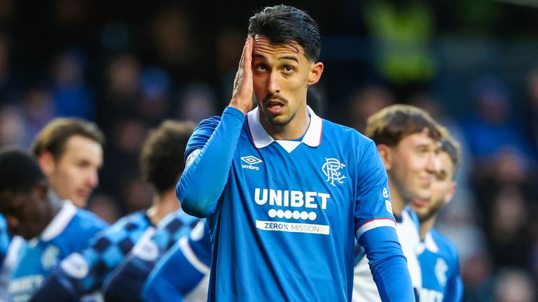 Bojan Miovski, do Rangers, foi negado pelo goleiro do Bairn, Bain