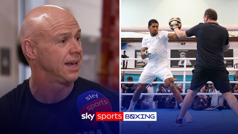 Dominic Ingle ha messo in dubbio la decisione di Anthony Joshua di allenarsi insieme a Oleksandr Usyk e crede che avrebbe dovuto restare con Robert McCracken come suo allenatore.