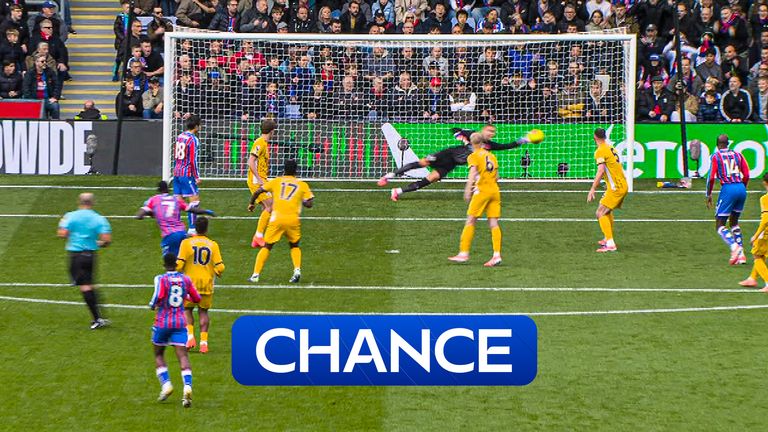 Brighton 'keeper Verbruggen denies Crystal Palace's Sarr.