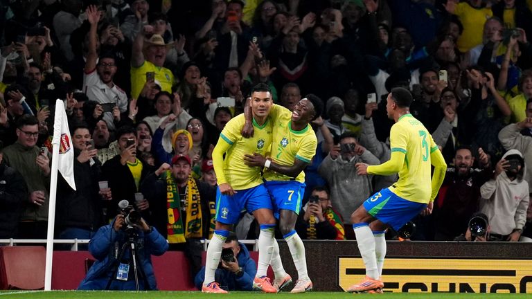 Casemiro celebra el segundo gol de Brasil ante Senegal.
