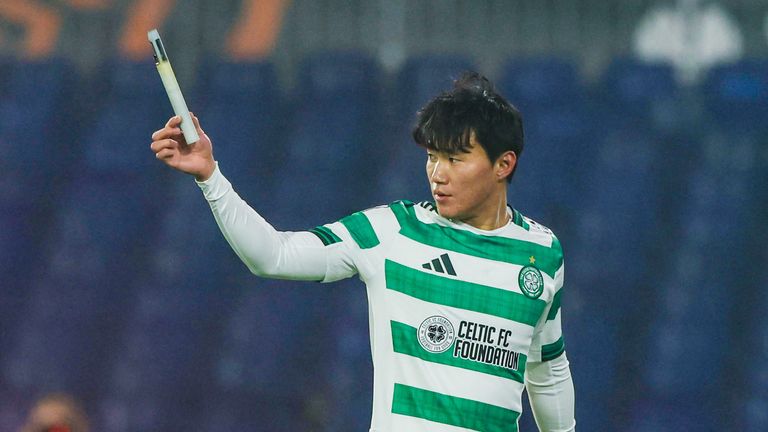 Houve fogos de artifício em campo enquanto os torcedores do Feyenoord comemoravam o gol de abertura contra o Celtic 