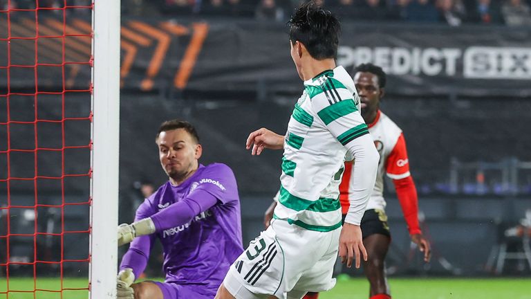 Hyunjun Yang (R) empatou para o Celtic em Rotterdam