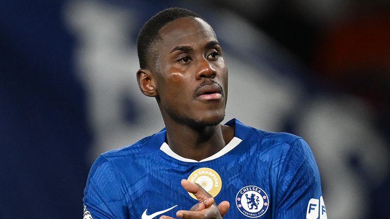 चालोबा गाल पर आंख के चारों ओर सूजन के लक्षण दिखाई दिए