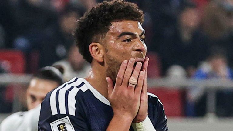 PIREO, GRECIA - 15 DE NOVIEMBRE: Che Adams de Escocia reacciona al perder la oportunidad de anotar durante el partido de clasificación para la Copa Mundial de la FIFA 2026 entre Grecia y Escocia en el estadio de fútbol Georgios Karaiskakis, el 15 de noviembre de 2025, en El Pireo, Grecia. (Foto de Craig Williamson / Equipo SNS)