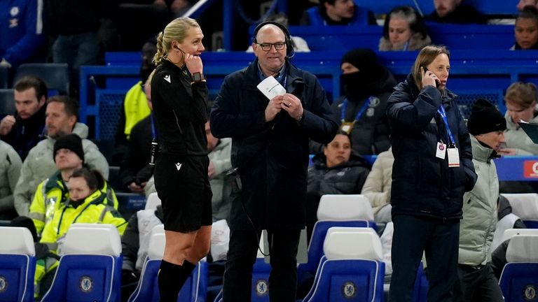 The referee stops play after a technical issue during the UEFA Women's Champions League, league phase match Stamford Bridge, London. Picture date: Thursday November 20, 2025. PA Photo. Photo credit should read: John Walton/PA Wire...RESTRICTIONS: Use subject to restrictions. Editorial use only, no commercial use without prior consent from rights holder.